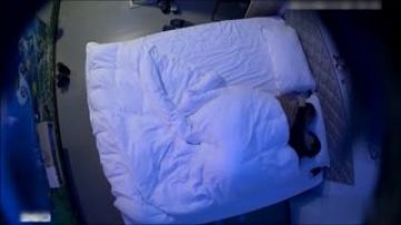 [酒店偷拍] 猴急的货车司机与情人激情开房~红袜子式爱情的印记不能脱~