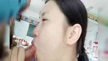 趁同学们还没来教室，男友解开拉链喂女友吃棒棒！