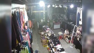 十月新破解商场监控偷拍店铺打烊后老板和收银员在凳子上偷情啪啪看表情搞得骚货很爽