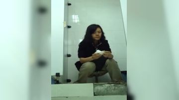 【厕所偷拍】商场厕拍大眼萌妹一脸心事