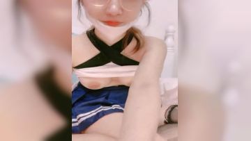 草莓萝莉酱~奶头好痒，B水流了一床，浑身寂寞瘙痒，自摸自慰插出白浆~高潮不断~激情诱惑,撸管必备！！