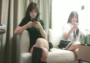 今晚约两嫩妹子玩双飞 脱掉裤子边口交边摸逼 上位骑乘抬腿侧入抽插勐操