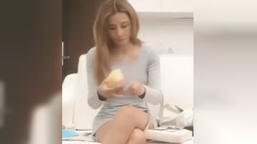 千人斩探花今晚带女友再叫个妹子双飞，一起洗澡双女互摸骑乘抱起操，抬腿站立侧入非常刺激