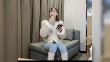 白嫩援交美女换上情趣内衣沙发爆操