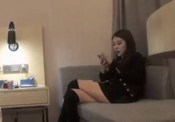 极品女神明星脸，清纯甜美大美女，沙发口交啪啪，共度春宵一刻