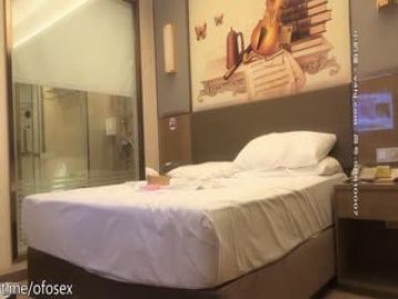 两个性感白衣妹子双飞啪啪，穿上黑丝口交后入骑坐轮着勐操