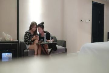 约两嫩妹闺蜜走后开操 吸奶摸穴调情 抬腿侧入呻吟大声 上位骑乘自己动 勐操晃动奶子