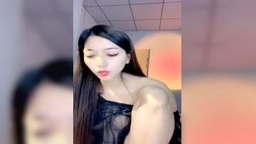 气质高挑长发御姐范美少妇露脸自慰掰穴，透明黑丝热舞大秀身材