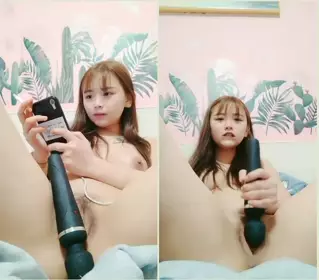 高颜值娇小身材萝莉萌妹子大黑牛自慰，近距离特写震动头部插入呻吟娇喘，很是诱惑喜欢不要错过!