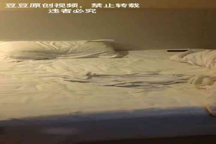 宾馆约操单位女同事做爱 小骚货娃娃脸还抽烟真抗操