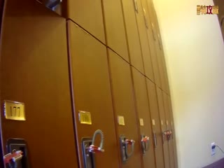 专业盗站新流出女偷拍客潜入洗浴中心更衣室近距离偷拍几个年轻裸体
