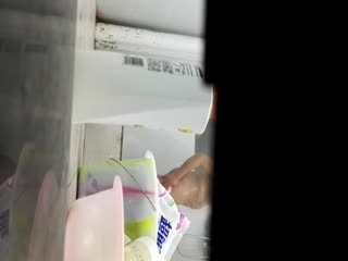 公司安排旅行订的民宿 洗澡间是公用的 趁机偷拍女同事洗澡 B毛好旺盛性欲一定很强