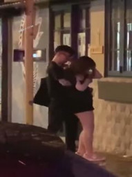 不能喝就不要喝嘛 干嘛还要脱衣服 热吗 被人奸了都不知道 幸亏有男友在