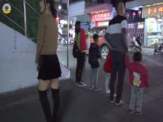 P站红人宜家女主『Fullfive』夜晚热闹的步行街无内露出惹的路人不禁回头看