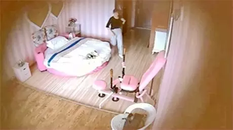 情趣酒店炮房拍摄到的猥琐眼镜男与清纯马尾辫眼镜情...