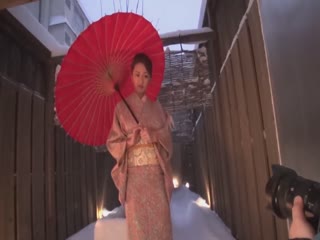 美臀少女精液股间垂落